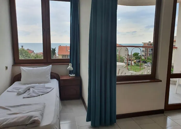 فندق Lazur رافدا